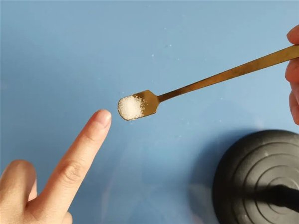 不到半咖啡勺的盐，1 指甲盖（约 0.5g 盐） 图片来源：作者提供