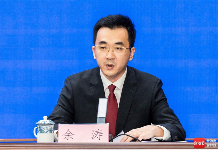 海南省人大常委会法制工作委员会经济法规处处长余涛。记者 李昊 摄