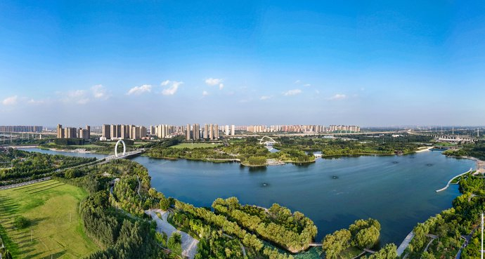 蓝天白云，蝶湖“展翅”