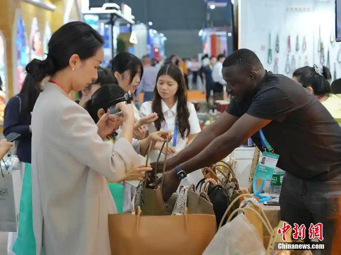 ▲非洲箱包受到中国女性顾客喜爱。（图源：中新社）