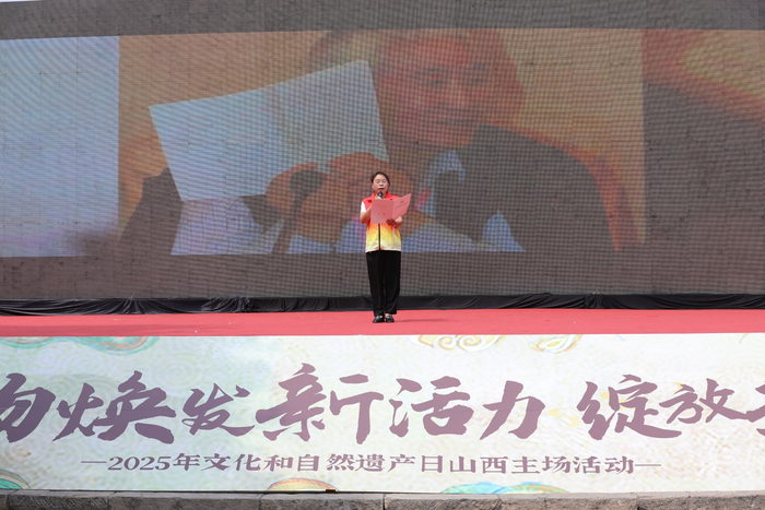 图为志愿者讲述“寻访三晋文物守护人”感人故事