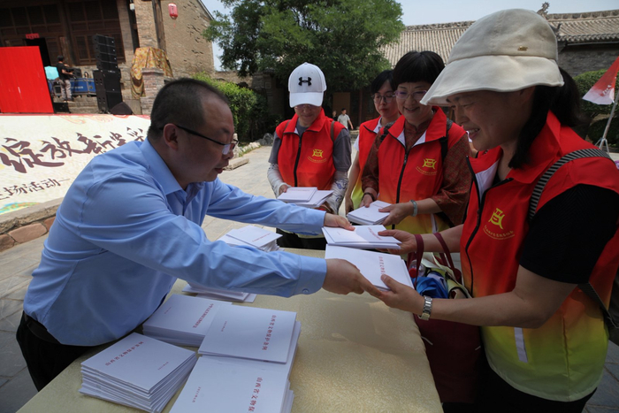 图为现场发放宣传资料