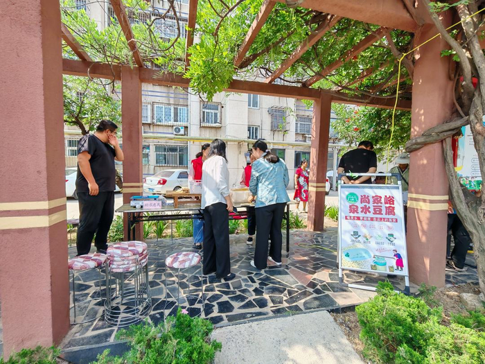 汶源街道尚家峪村的工坊，售卖泉水豆腐、花饽饽、石磨辣椒酱等特色产品。