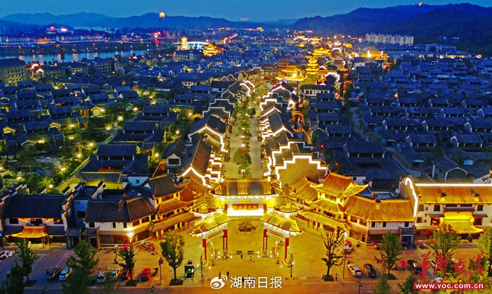 （华灯初上的桃花源古镇。刘伯源 摄）