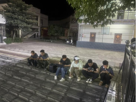 记录下这感人一幕后，记者同行们都没有离开，而是就地打开电脑和手机处理视频，想要尽快发布出去。