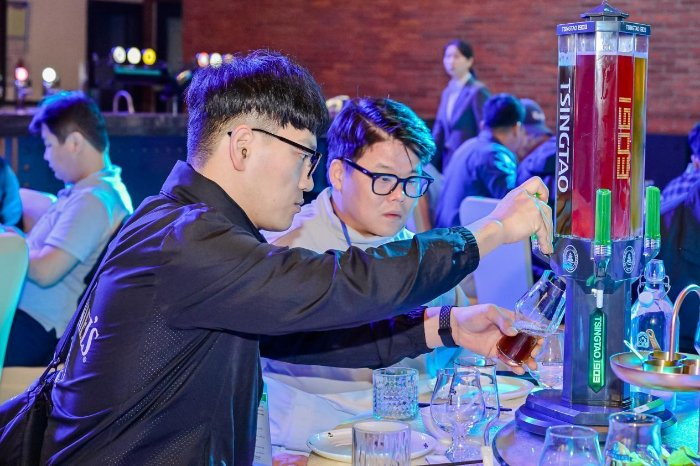 青岛啤酒博物馆吧台前，侍酒师娴熟的手法和每一个精细的步骤，都让李树焕感到新奇。青岛啤酒供图