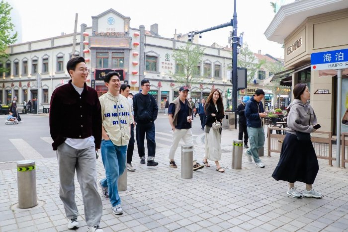 近日，许多有备而来的“美食家”们，落地青岛后直奔收藏已久的“宝藏小店”。青岛啤酒供图