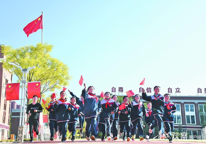 果洛西宁民族中学点亮高原孩子的教育之光。青海日报融媒体记者 李娜 魏雅琪 摄