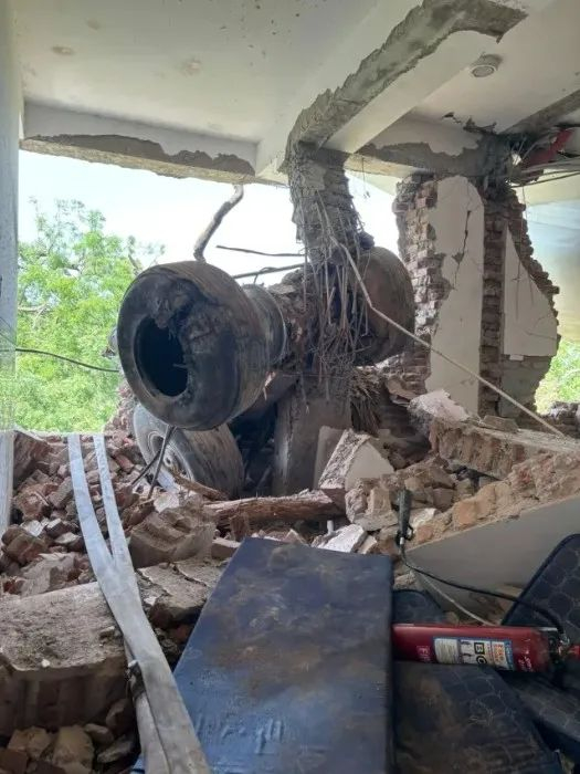 飞机降落架出现在学生宿舍里↑