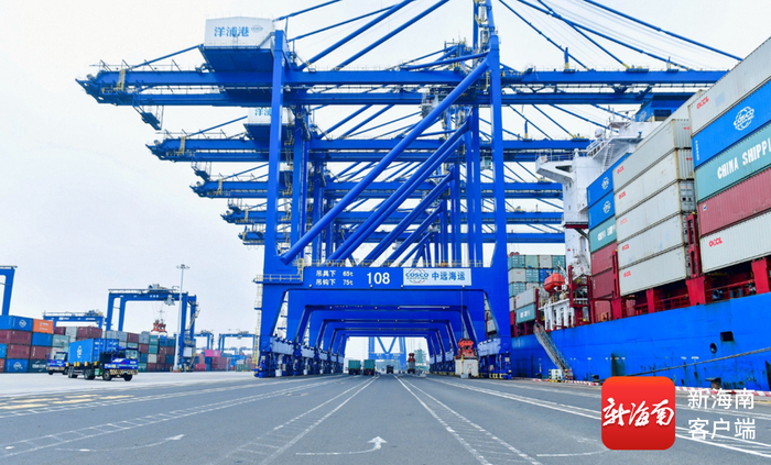 港口优势为企业提供便利的进出口条件 图为洋浦国际集装箱码头。赵航 摄