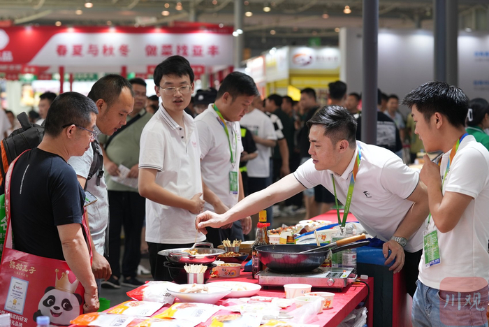 许多展位都准备了试吃的食材和锅具，味道如何一吃便知。