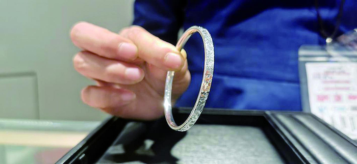     店员展示银手镯