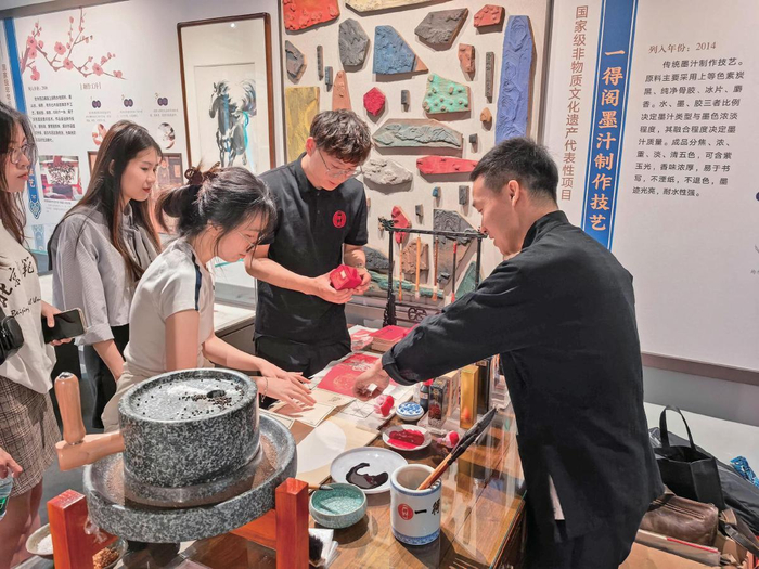 6月12日，北京非遗体验中心，一得阁墨汁制作技艺非遗传承人魏光耀在展示技艺。　本版摄影/新京报记者　浦峰