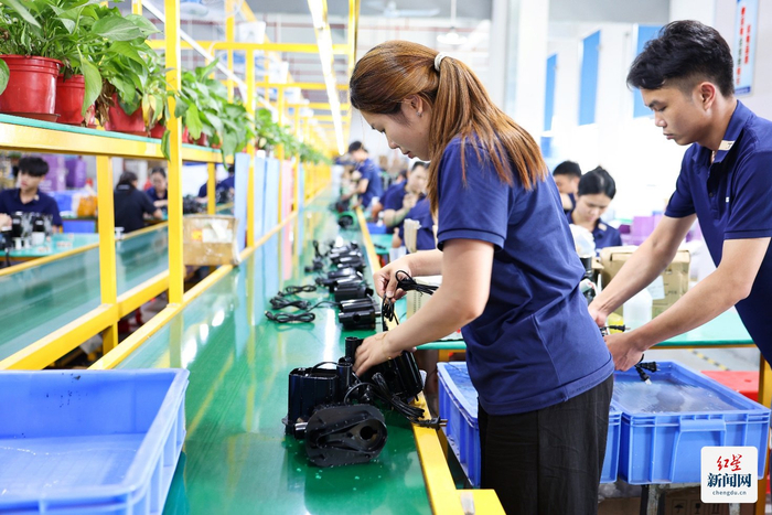 ▲工人们正在检查产品电路稳定性，以保障消费者使用的安全性。展钊|摄