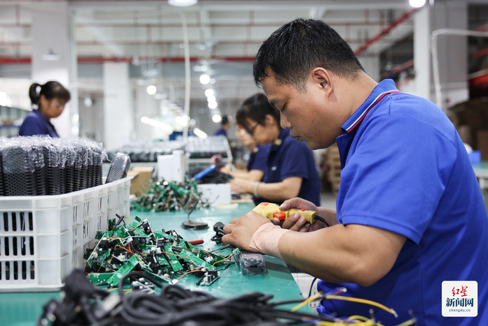 ▲2017年底，唐启杰代领团队研发出第一款“鱼缸加热棒”。展钊|摄