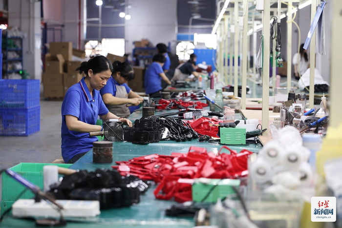 ▲迄今为止，唐启杰已经在拼多多开了11家旗舰店。展钊|摄