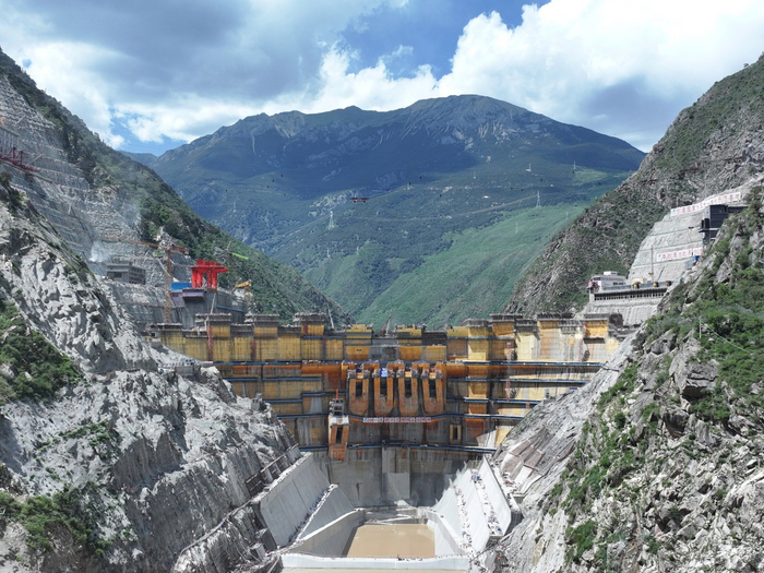 在建中的叶巴滩水电站