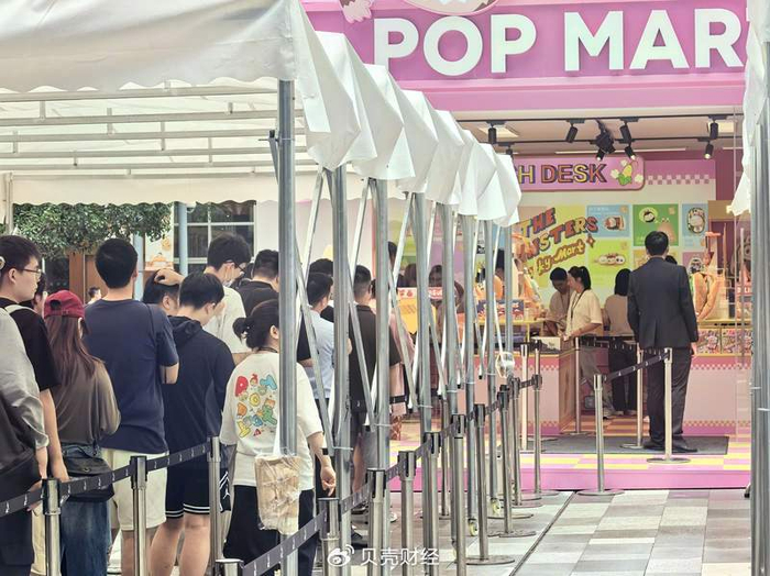 通过小程序抽签获得预约信息的消费者正在正门口排队进入快闪店选购。新京报贝壳财经记者俞金旻 摄