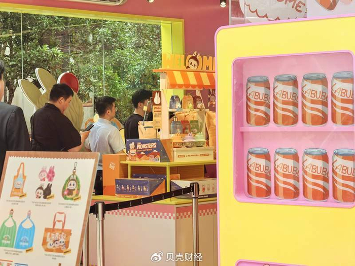 消费者凭借预约信息在快闪店内选购商品。新京报贝壳财经记者俞金旻 摄