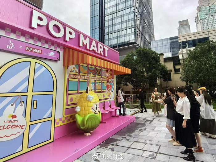 消费者在现场打卡泡泡玛特快闪店。新京报贝壳财经记者俞金旻 摄