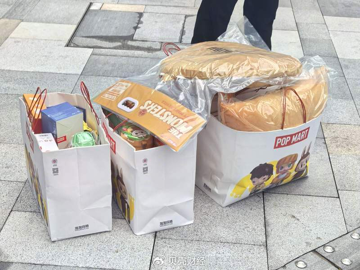 快闪店现场附近有疑似黄牛正在向消费者收购商品。新京报贝壳财经记者俞金旻 摄