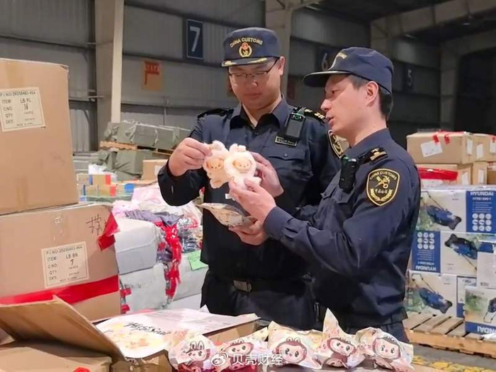 海关关员查获侵权LABUBU。宁波海关供图