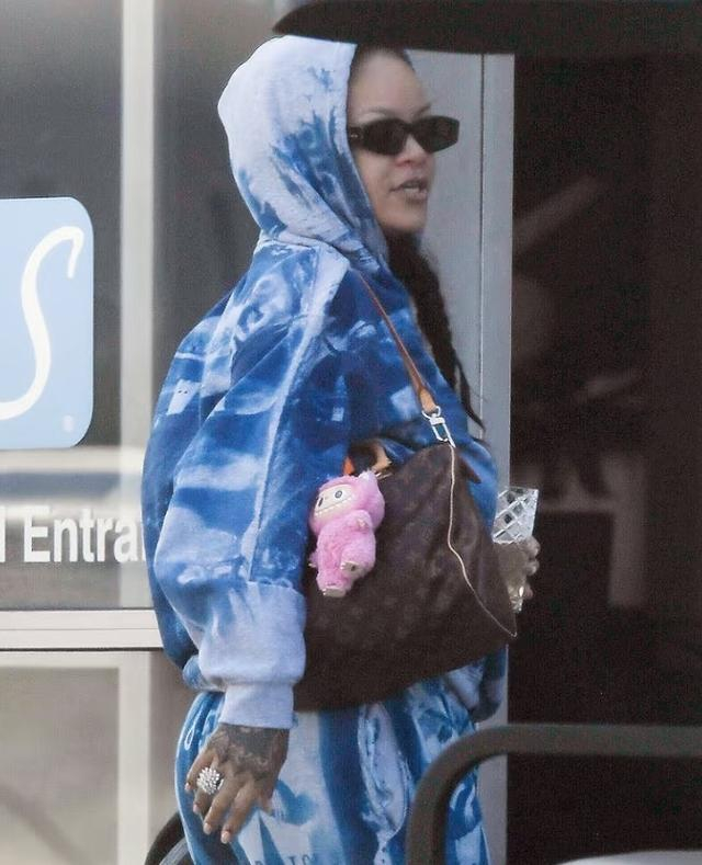 歌手蕾哈娜包上挂着“拉布布” 图源：社交媒体