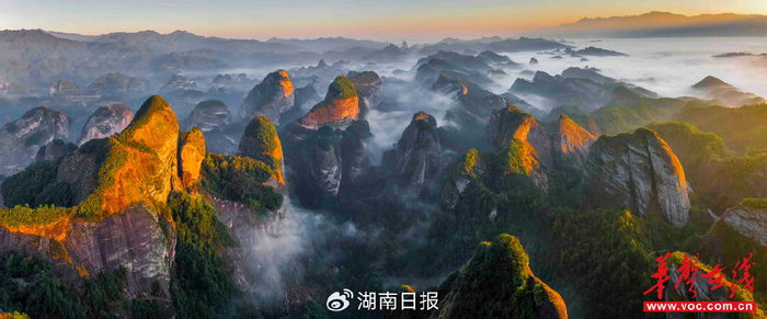 （崀山“鲸鱼闹海”景观。肖云良 摄）