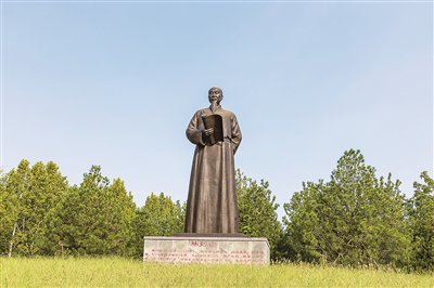 图为河南开封林则徐治河文化广场上的林则徐塑像。图片来源：视觉中国