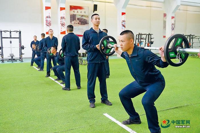 　　新兵们进行力量强化训练。周建雄 摄