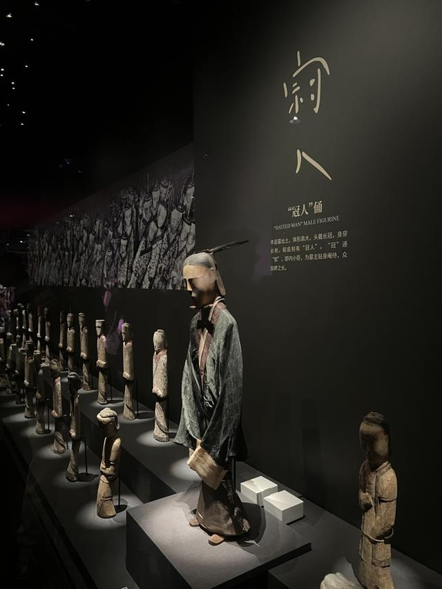 “长沙马王堆汉墓陈列”中的“冠人”俑（李扬/摄）