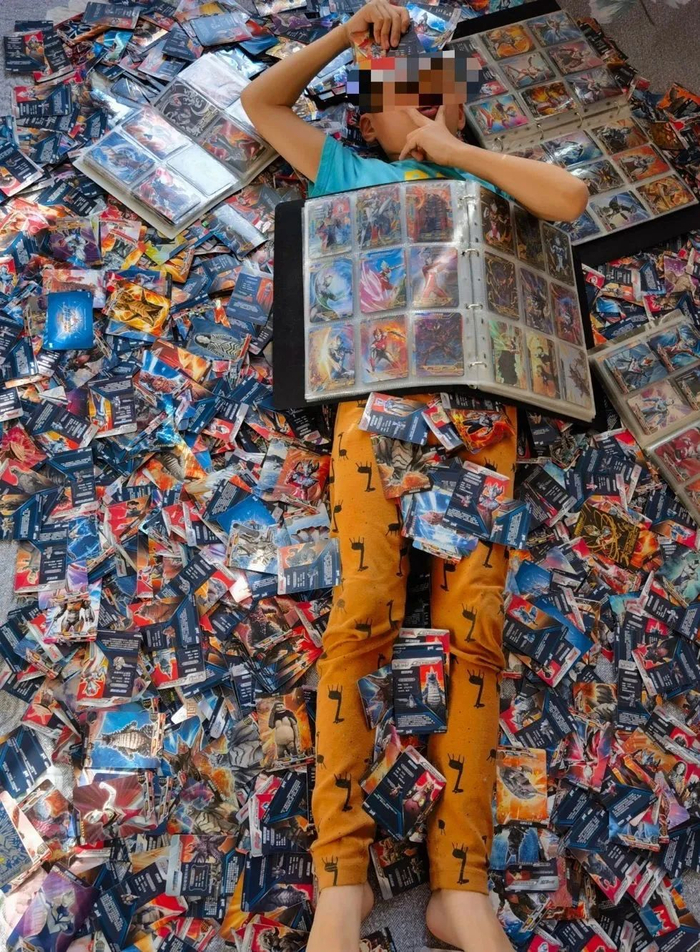 一位妈妈在个人社媒平台分享孩子对奥特曼卡牌的狂热喜爱/图源：芷澜