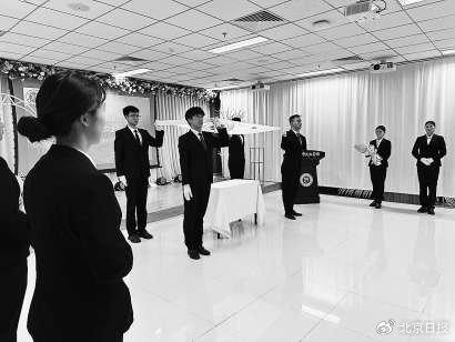 殡葬专业的学生正在参加实训。