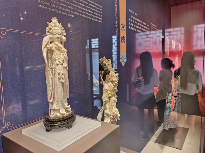 6月12日，嘉宾在参观北京非遗体验中心。