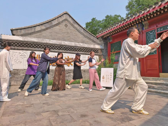 6月12日，北京非遗体验中心，一群中外大学生在跟着王其和太极拳非遗传承人杜军明学太极拳。