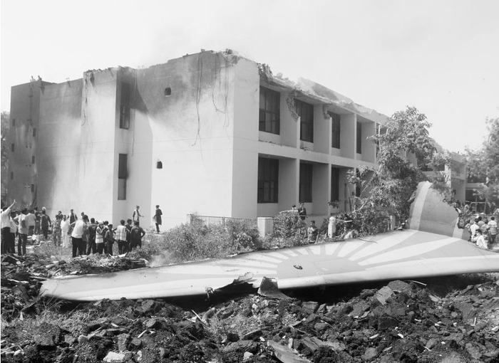         图为6月12日在印度古吉拉特邦艾哈迈达巴德客机失事现场拍摄的客机残骸。新华社发