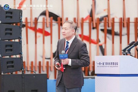 崔鹏院士在“一带一路”青年科学家论坛上发表演讲。主办方供图
