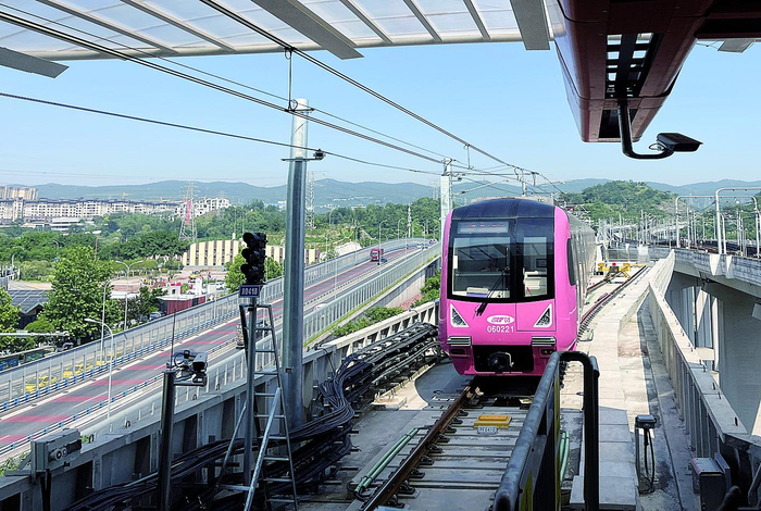     从刘家坪站前往重庆东站的试运行列车