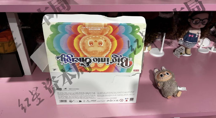 图说：商家展示的高仿LABUBU外包装
