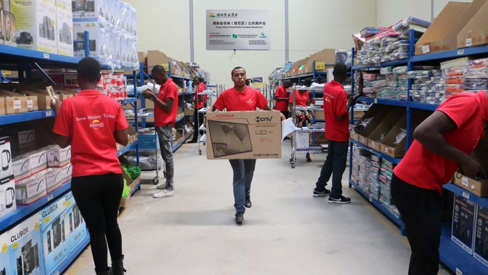 ▲湖南省非洲（肯尼亚）公共海外仓内，当地员工正在理货。
