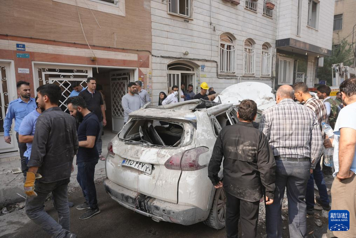 这是6月13日在伊朗首都德黑兰拍摄的在以军袭击中损毁的车辆。图源：新华社