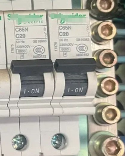 无漏电保护装置的空气开关，图片来源：自己拍的