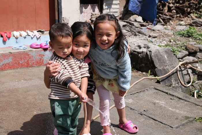 尼泊尔达都巴尼村的孩子们笑容灿烂。本报记者 张博岚摄