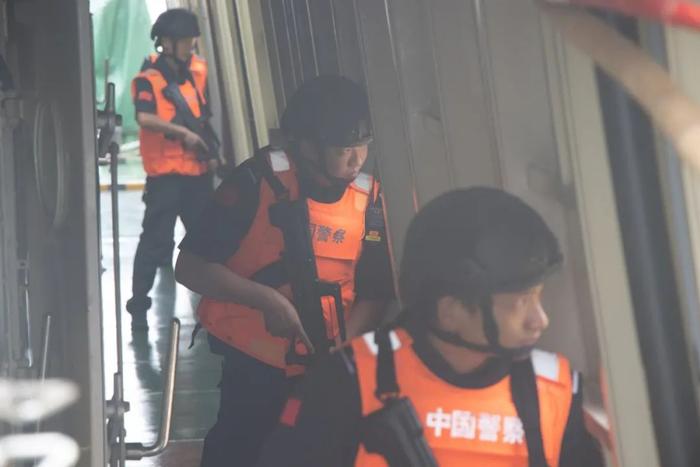 ▲6月11日,云南西双版纳,水上巡逻总队民警在执法艇上开展日常训练。