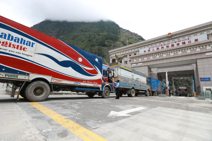 在吉隆口岸等待通关的货车。肖富贵摄