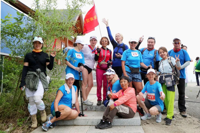 图为导游带俄罗斯、韩国游客在黑龙江大顶子山风景区参加徒步活动。中国旅游报记者 陈晨 摄