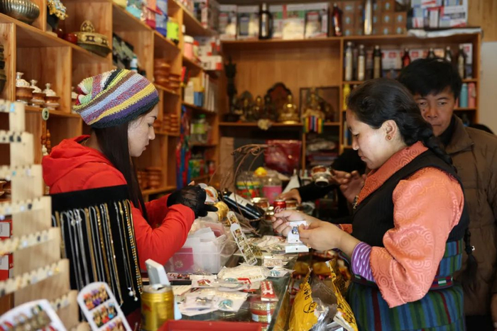 游客在吉隆镇吉甫村购买当地特色商品。拉巴宗吉摄
