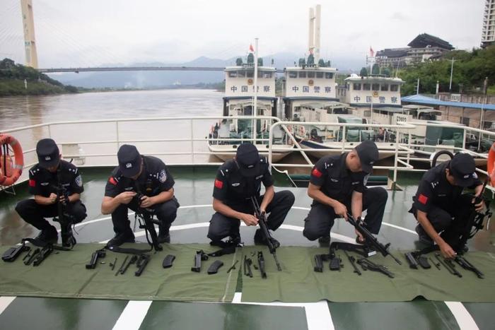 ▲6月11日,云南西双版纳,水上巡逻总队民警正在进行枪械组装训练。