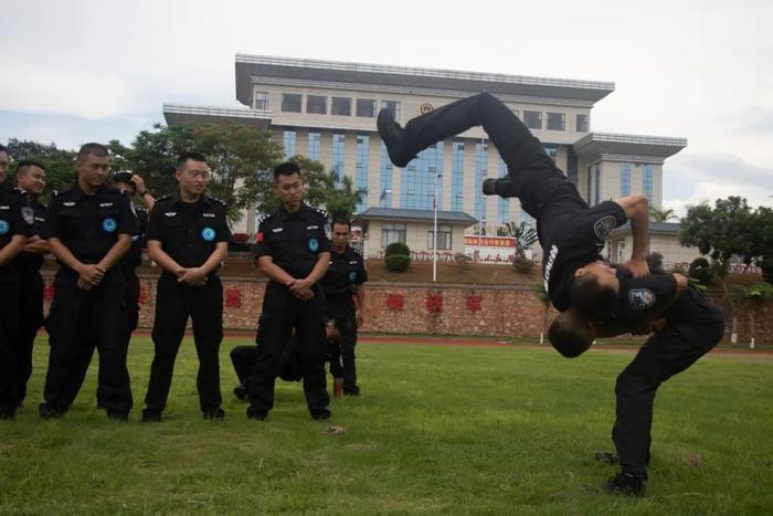 ▲6月9日,云南西双版纳,水上巡逻总队民警在进行日常训练。