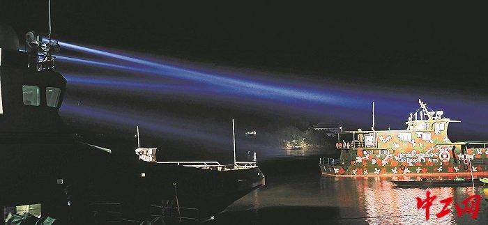 2024年12月26日,老挝,中方执法艇与老方执法艇停靠在河岸休整。